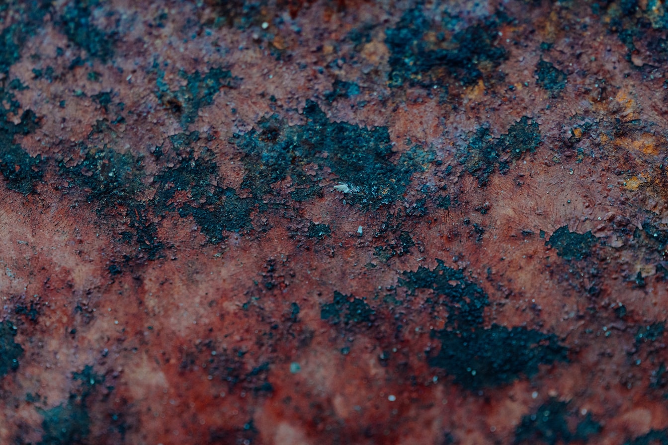 Nærbilde av en rusten metalloverflate med grov, skitten overflate