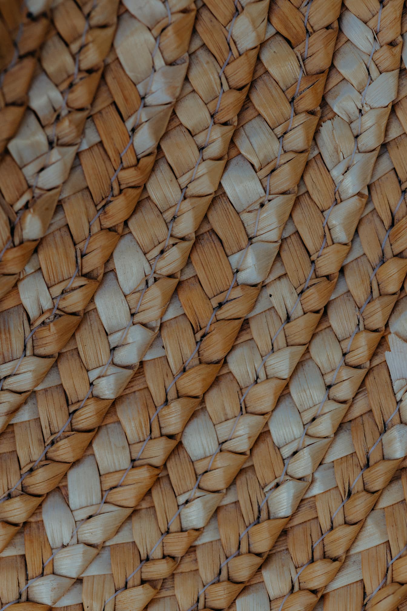 Textuur van een geelachtig bruin geweven rieten mand