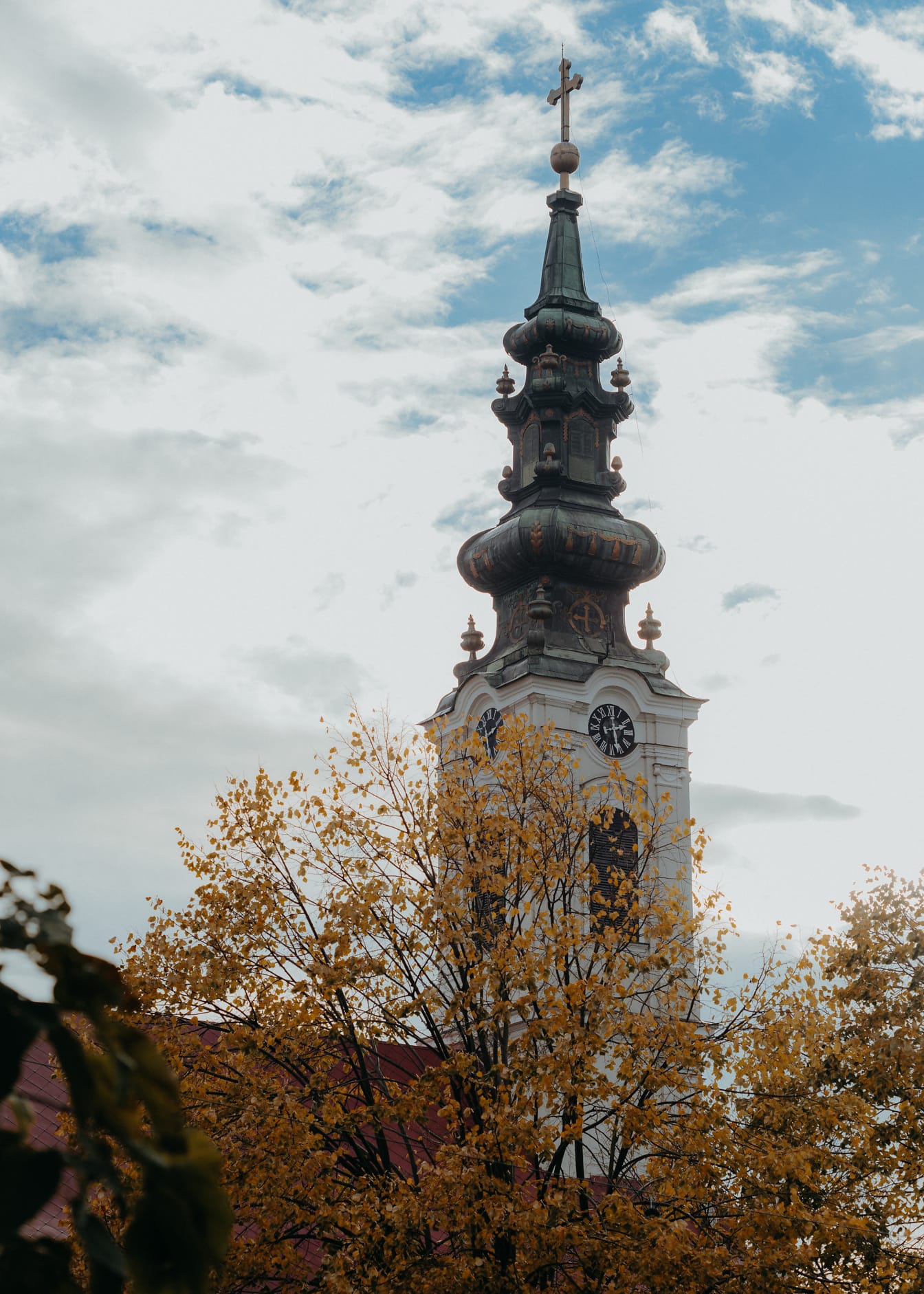 Turnul bisericii ortodoxe sârbe cu cer albastru cu nori ca fundal