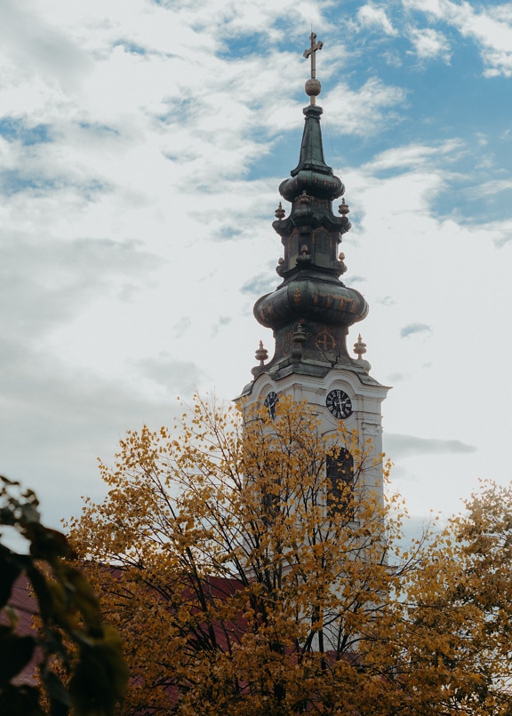Wieża serbskiej cerkwi prawosławnej z błękitnym niebem z chmurami w tle