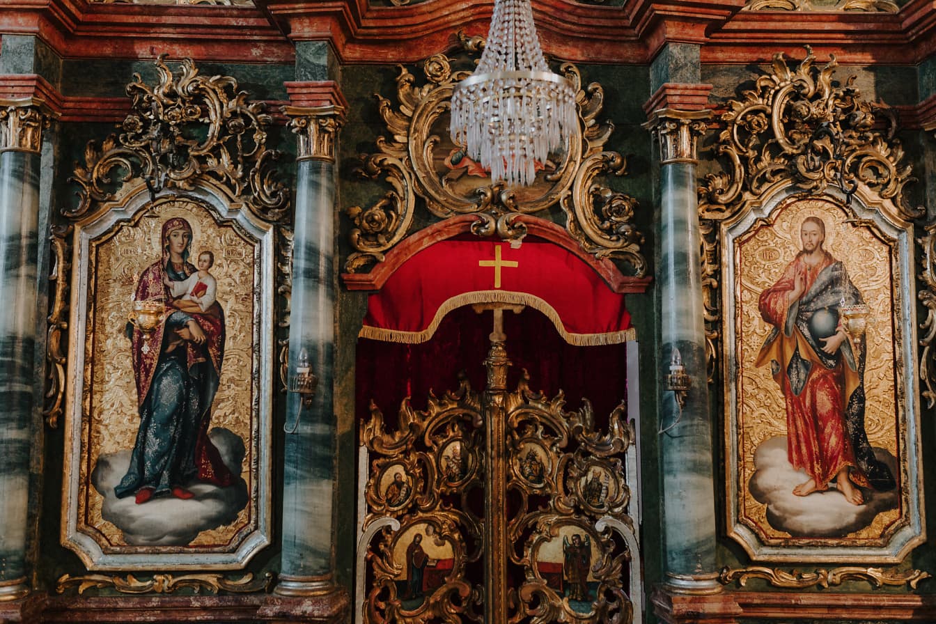 Украсен олтар в православна църква с картини на светци на стената