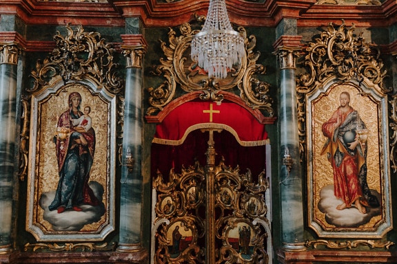 Altar decorado en la iglesia ortodoxa con pinturas de santos en la pared