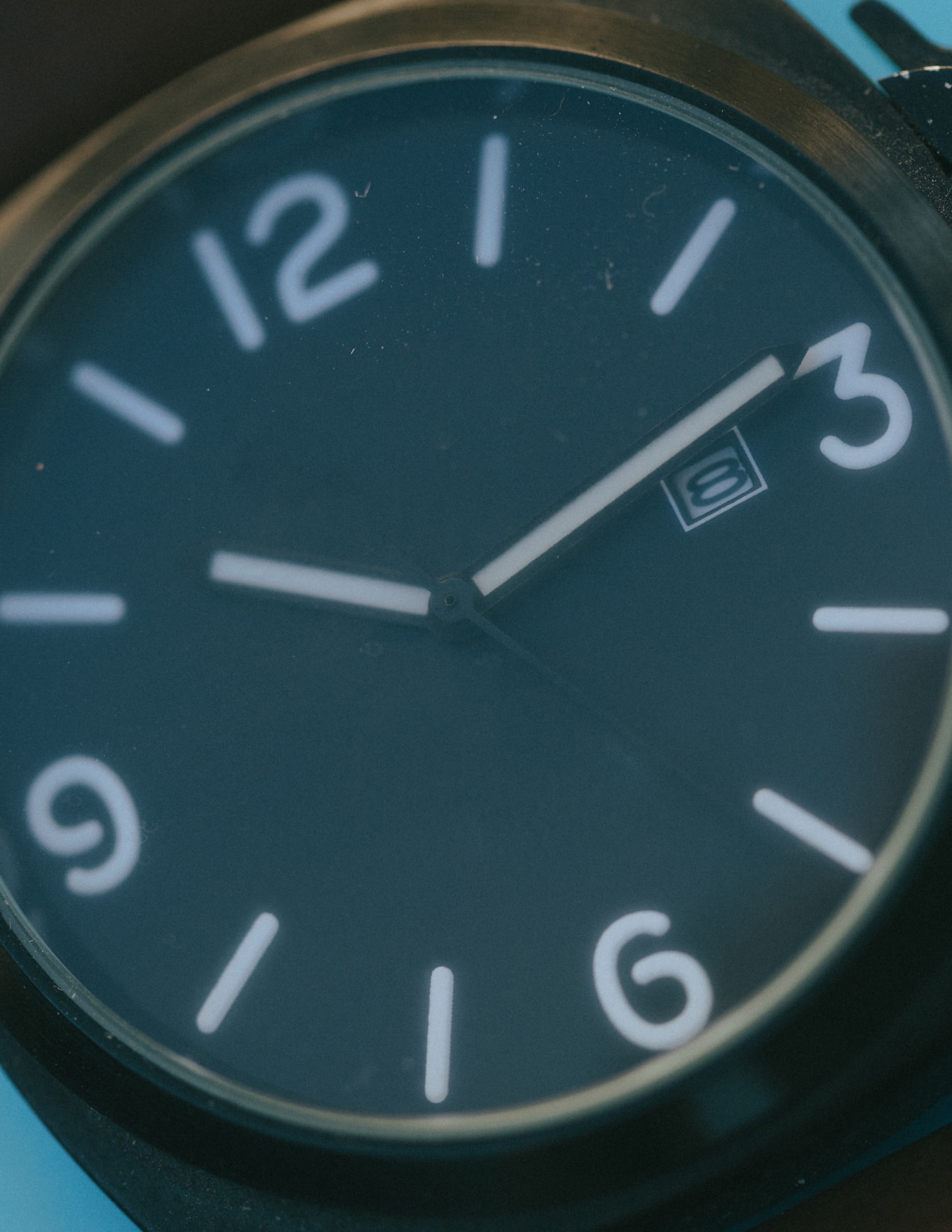 Close up de um relógio de pulso analógico azulado