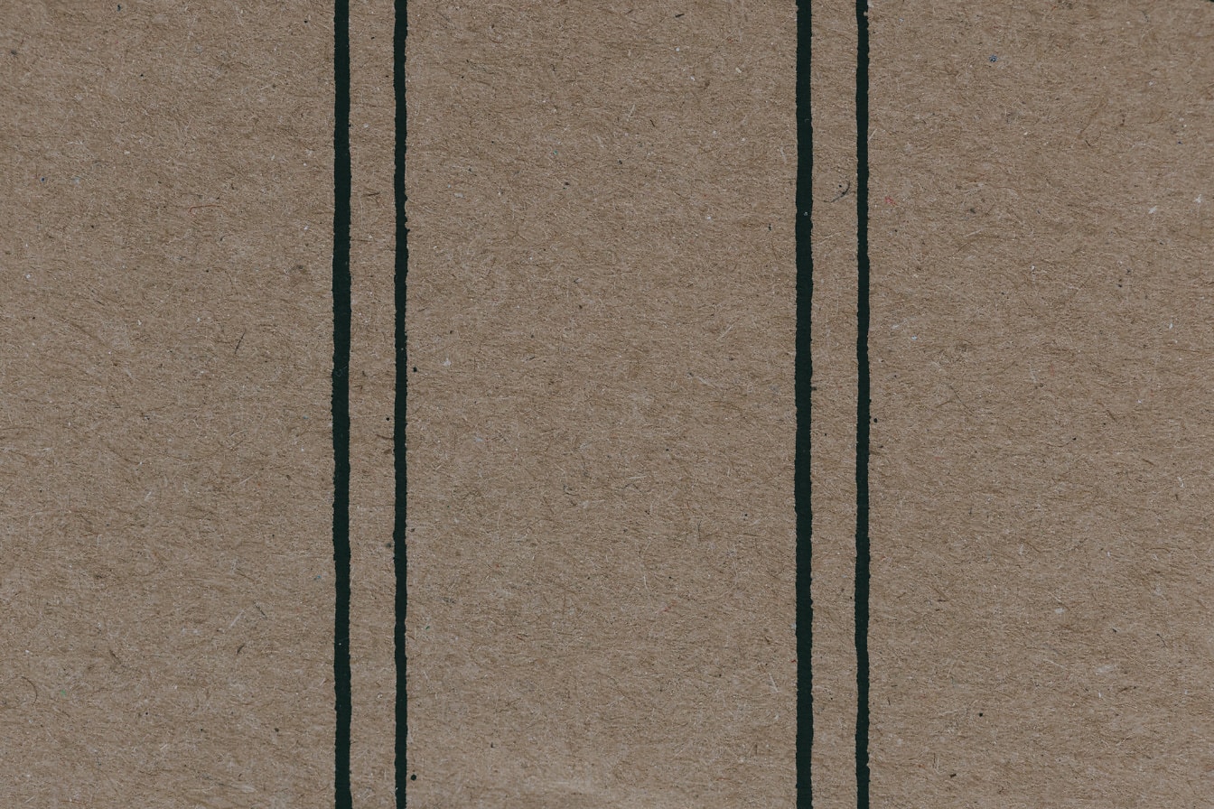 Carta di cartone marrone con linee verticali nere texture ravvicinata