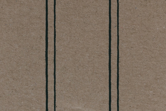 Papier cartonné brun avec des lignes verticales noires, texture en gros plan