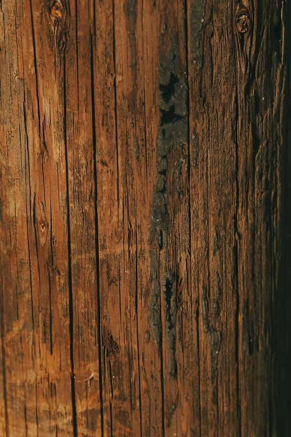Tekstur permukaan kayu dengan tar minyak kering di atasnya