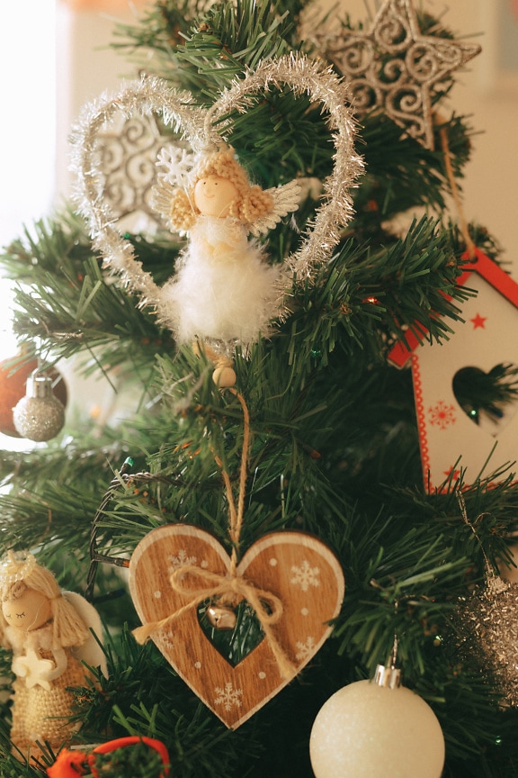 Kalp süslü melek ile Noel ağacı