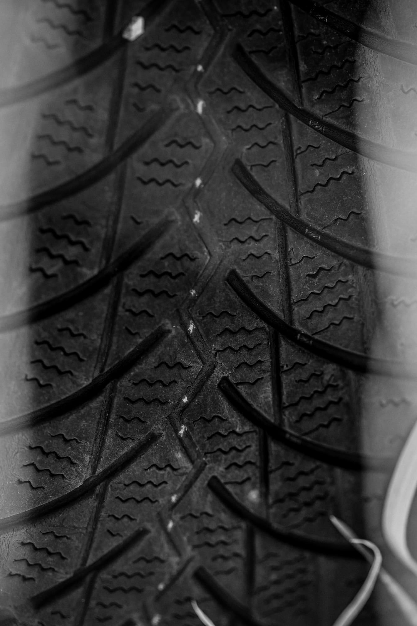 Textura preta e branca de um pneu de borracha