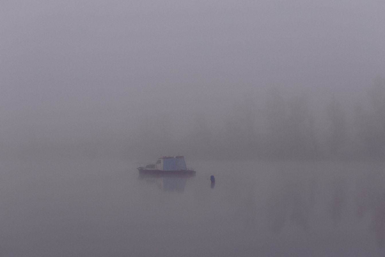 濃霧の中の小型漁船