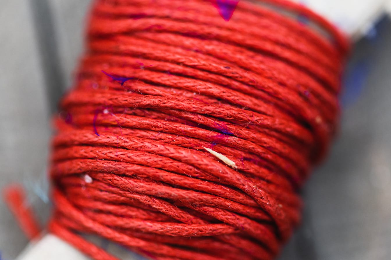 Zbliżenie na czerwony nylonowy sznurek