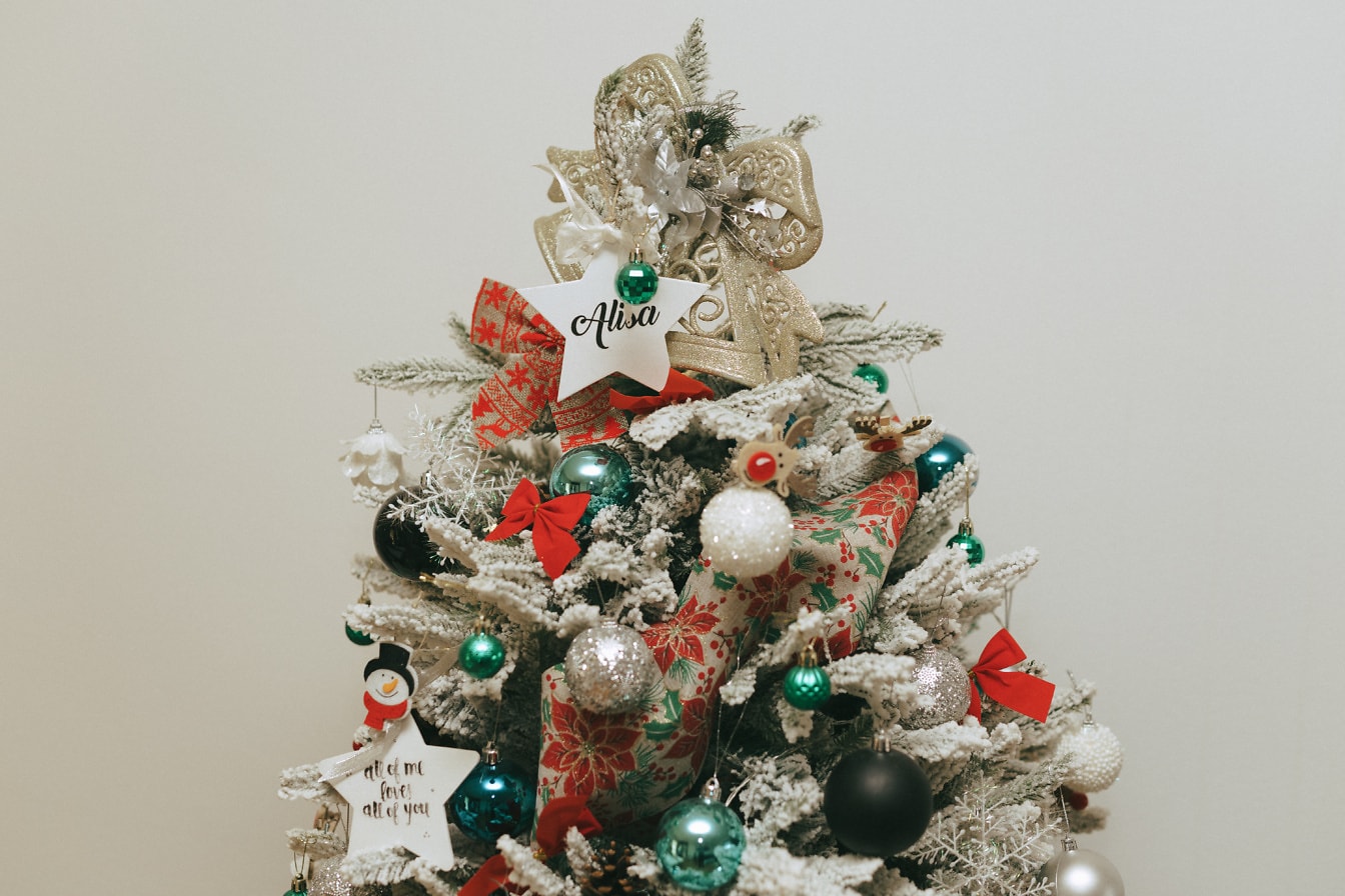 Pænt dekoreret juletræ med ornamenter