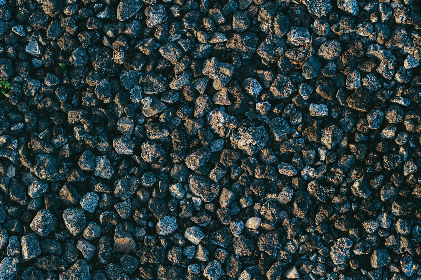 Textur von kleinen schwarzen und gräulichen Granitfelsen