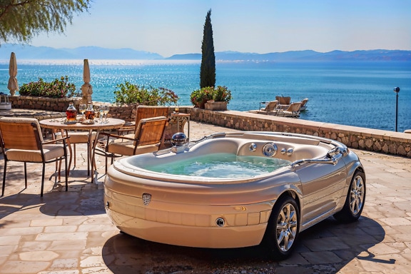 Jacuzzi varmt badekar i form av sportsbil på balkong med Adriaterhavet i Kroatia i bakgrunnen