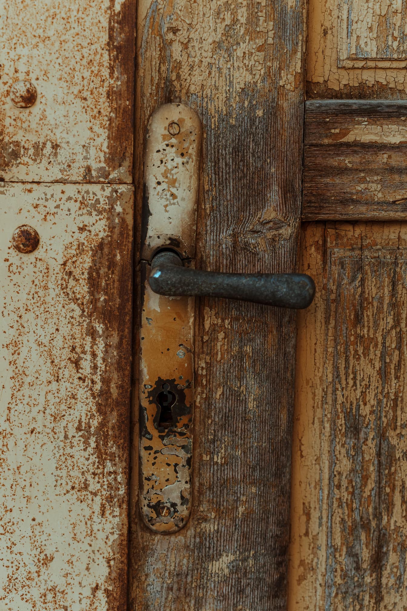 Antiga maçaneta de ferro fundido enferrujado em uma porta da frente