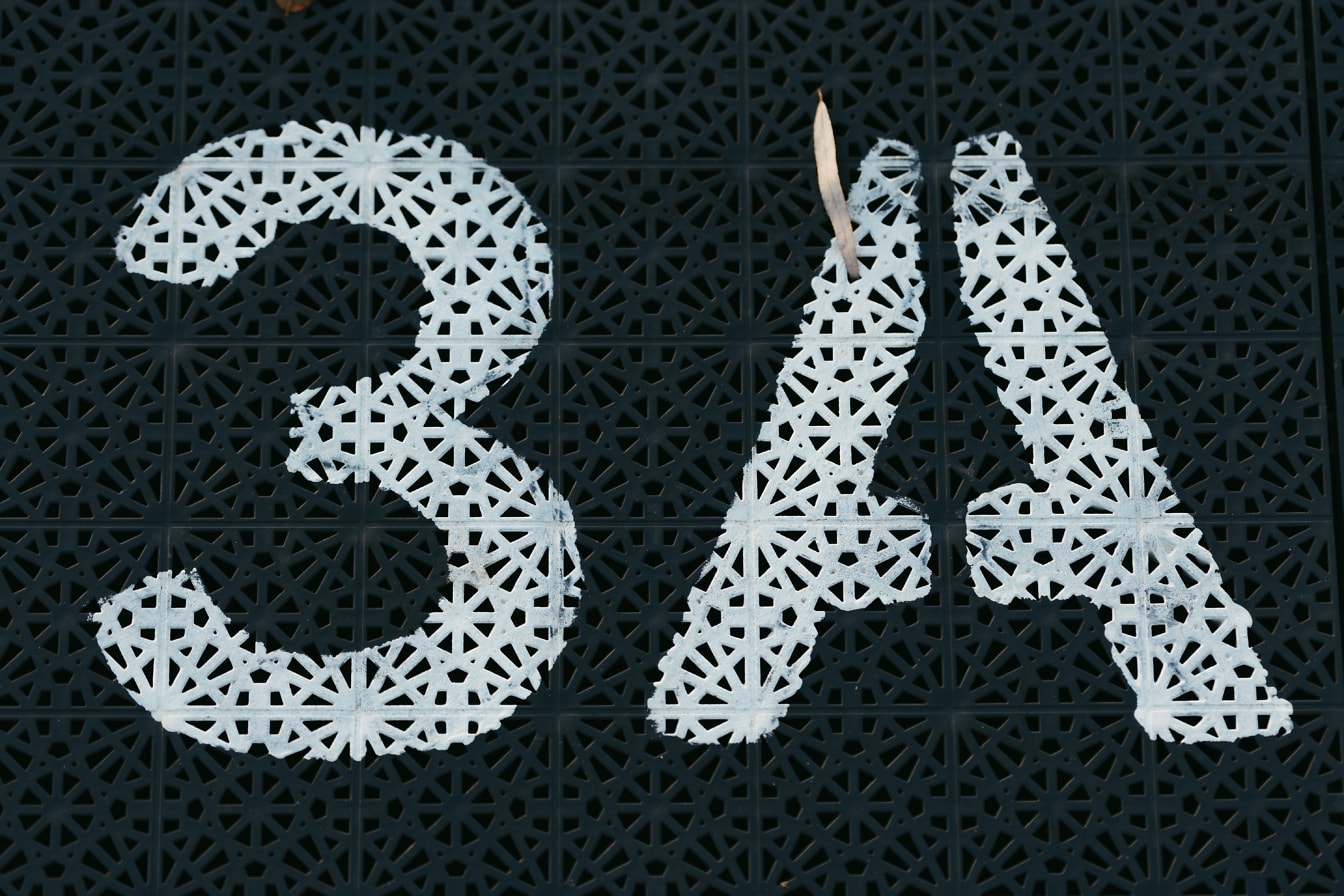 Numer 3 i litera A, namalowane na czarnej powierzchni z tworzywa sztucznego