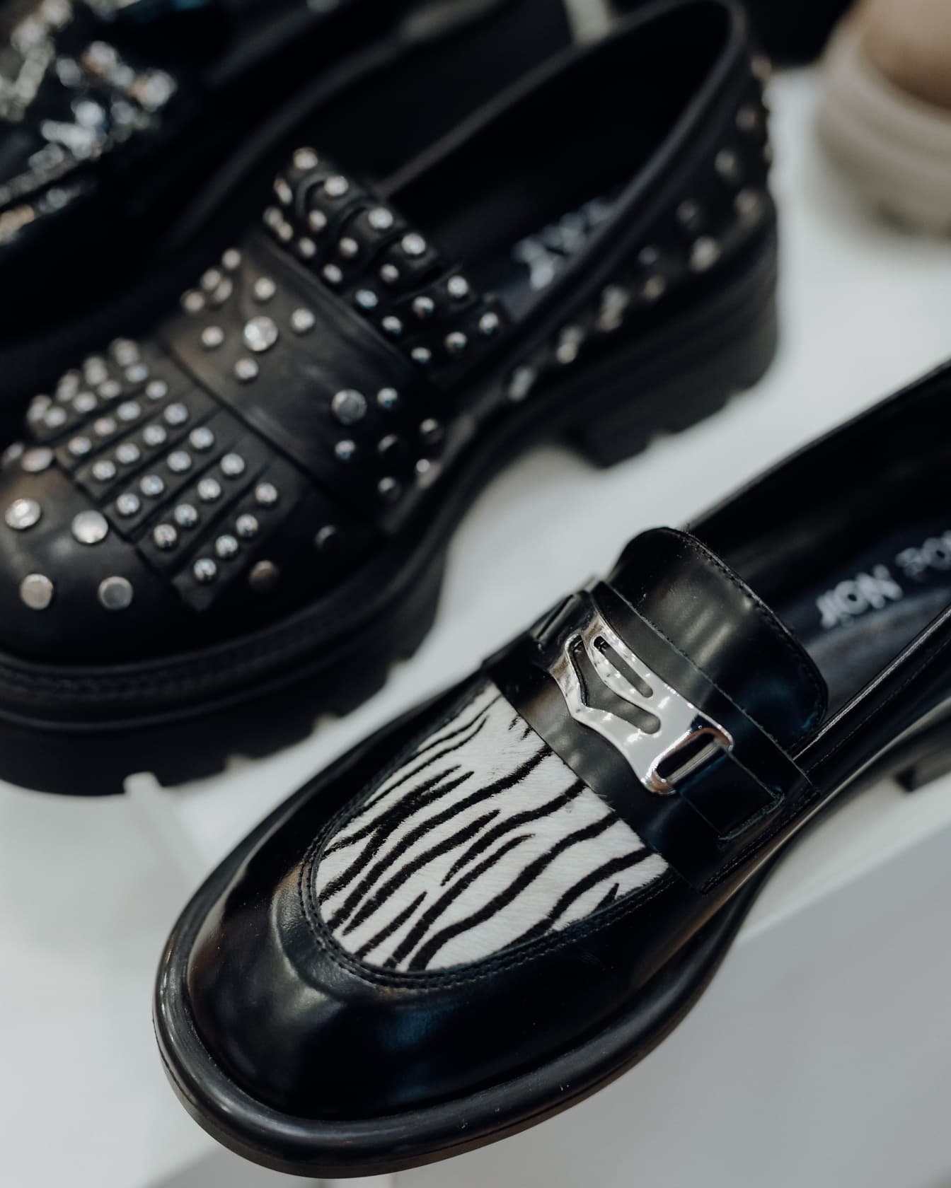 얼룩말 프린트와 얼룩말 프린트가 있는 세련된 검은색 신발