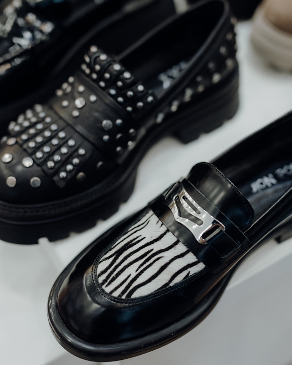 Μοντέρνα μαύρα παπούτσια με εκτύπωση ζέβρας και εκτύπωση ζέβρας πάνω τους