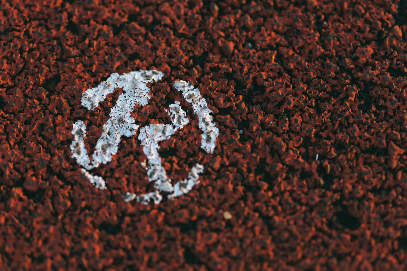 Simbolo del marchio registrato dipinto su superficie in gomma