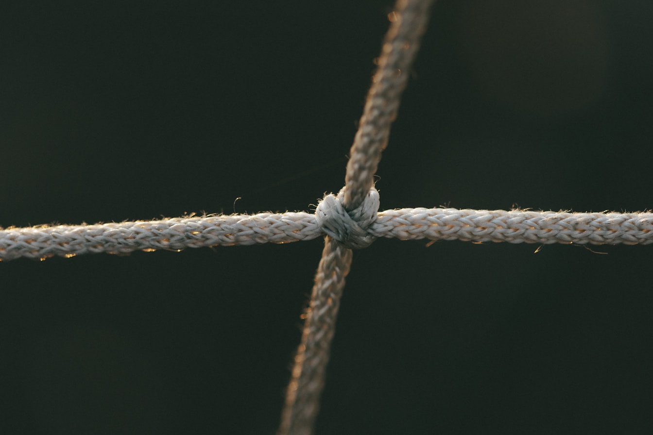 Nahaufnahme eines Knotens auf einem Nylonnetz