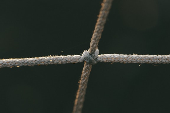Close-up de um nó em uma rede de nylon