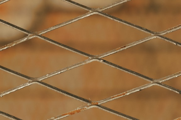 수평 마름모꼴 패턴이 있는 주철 금속 울타리 닫기 질감