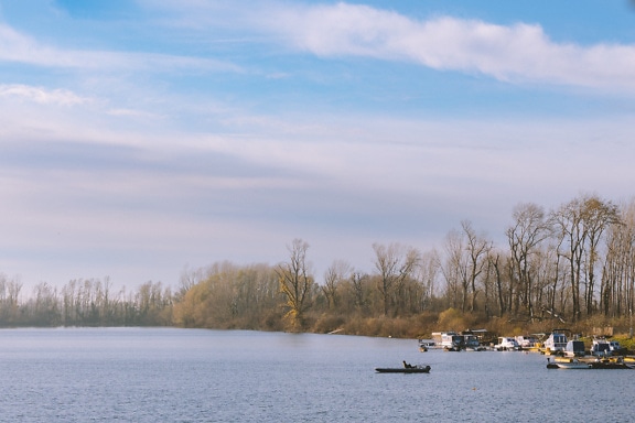 Liten fiskebåt på vannet i Tikvara-innsjøen