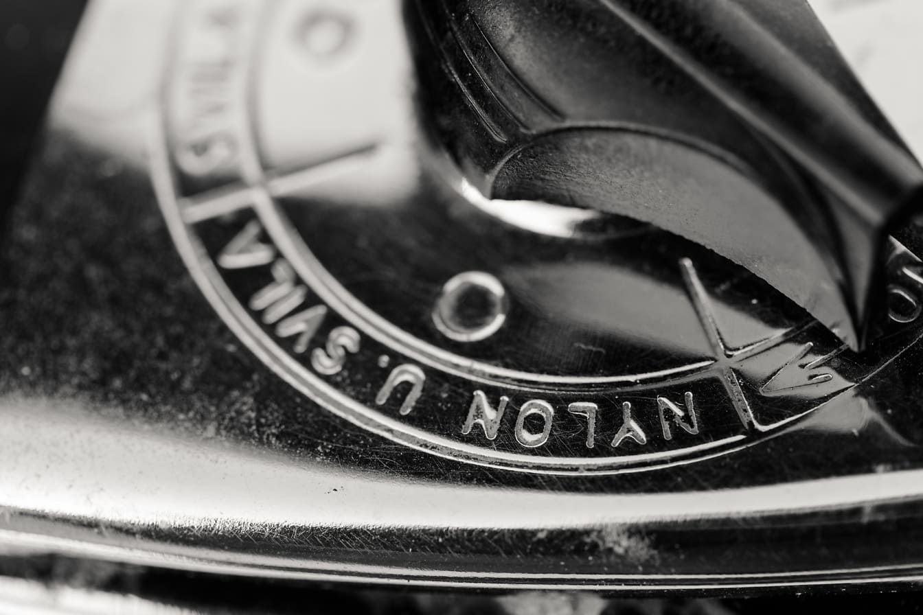Parlayan metal demir üzerinde bir anahtarın siyah beyaz fotoğrafı