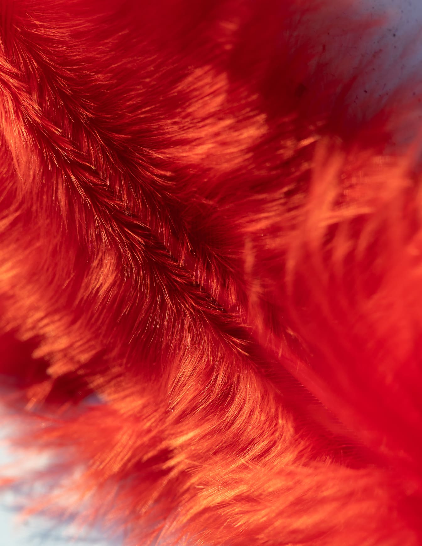 Крупный план текстуры искусственного красного меха
