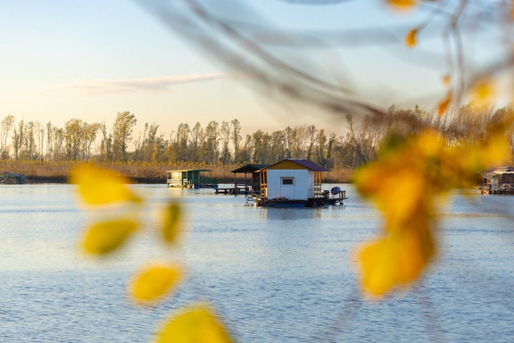 Flydende bådehus på en kaj på en sø
