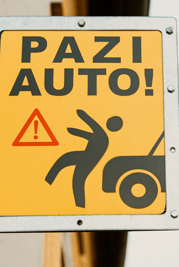Жълт предупредителен знак с текст внимавайте за кола