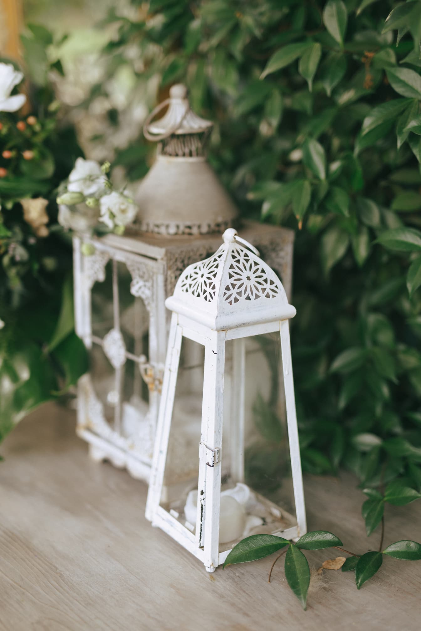 Decoratieve oude stijl witte metalen lantaarns met kaars erin