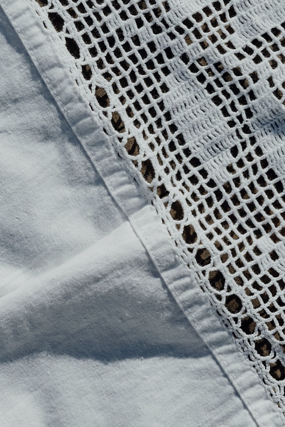 크로셰 뜨개질 가장자리가 있는 흰색 면 손수건 직물