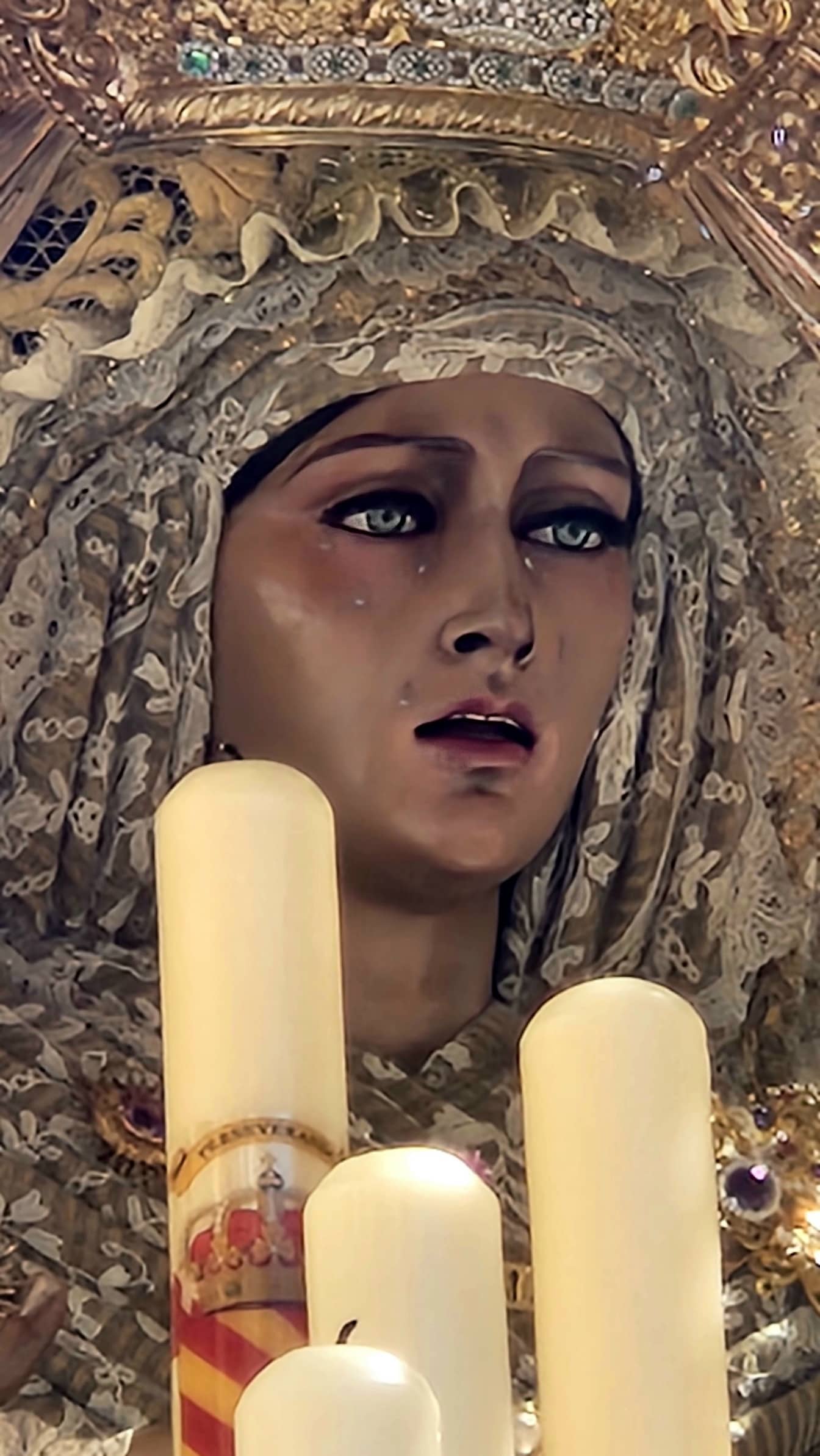 Katolsk statue av en Guds mor med slør og hvite lys