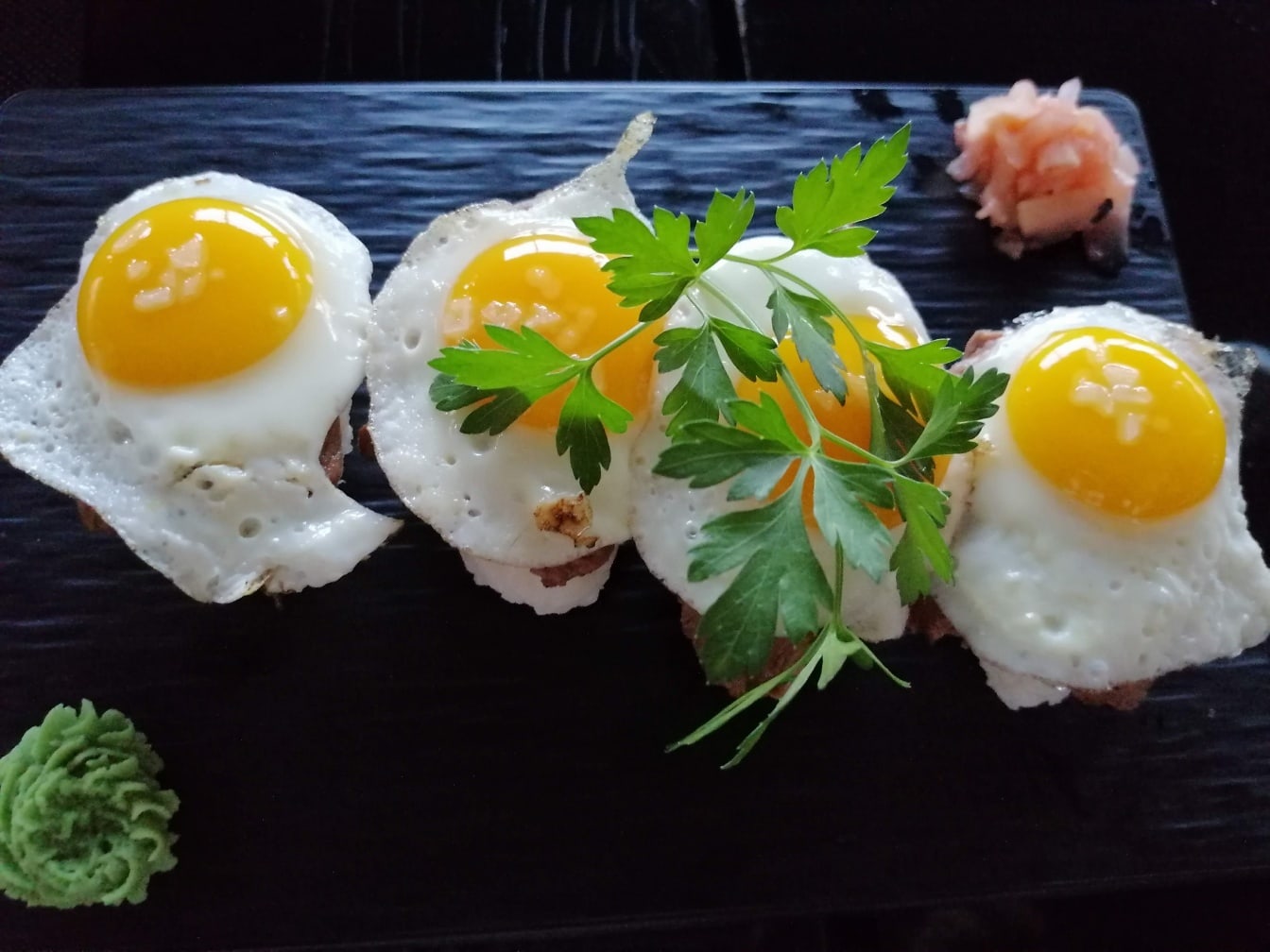 Tallerken med mat med bakt egg og persille
