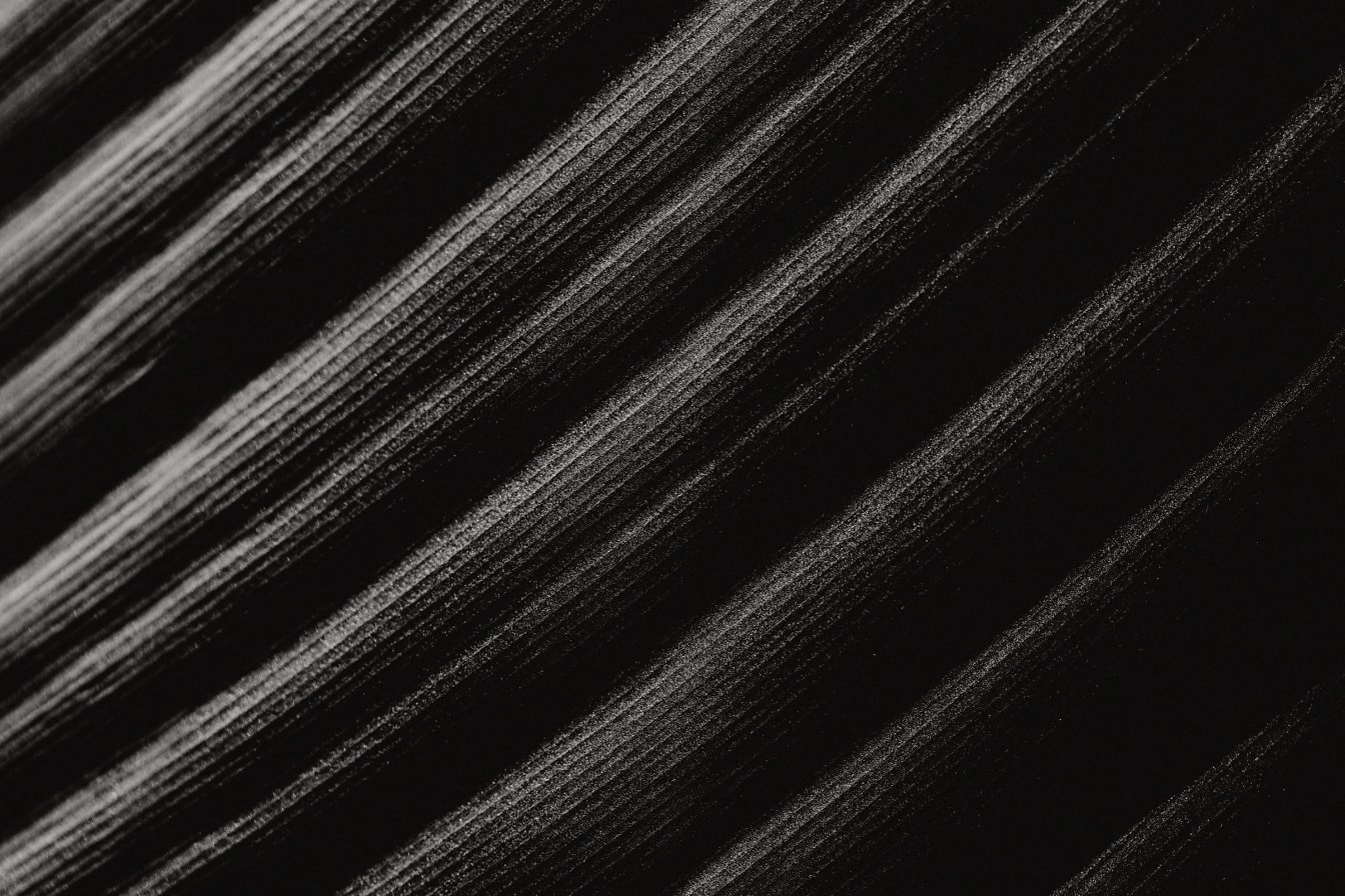 Crno-bijela fotografija teksture vlakana s linijama i sjenom