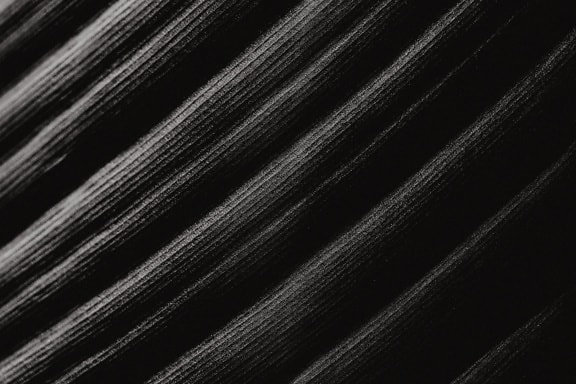 Mustavalkoinen valokuva kuiturakenteesta, jossa on viivoja ja varjoa