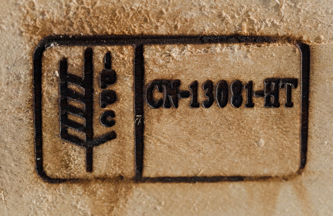Cận cảnh kết cấu pallet gỗ với các dấu hiệu (CN-13081-HT)