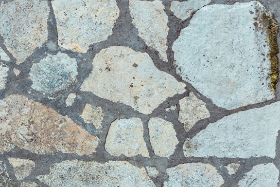 Nærbilde av en steinmur med grå sement