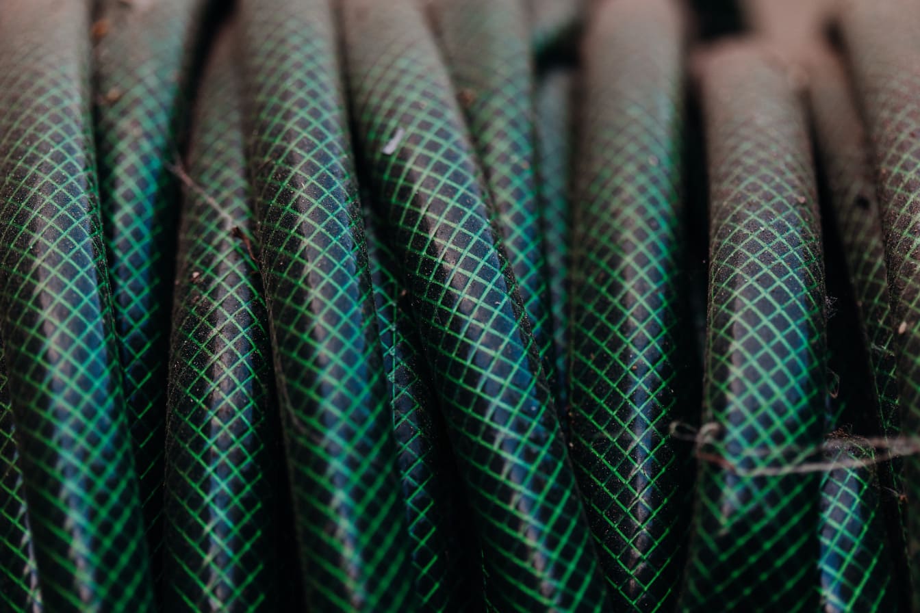 Texture d’un tuyau d’arrosage en caoutchouc avec renfort textile