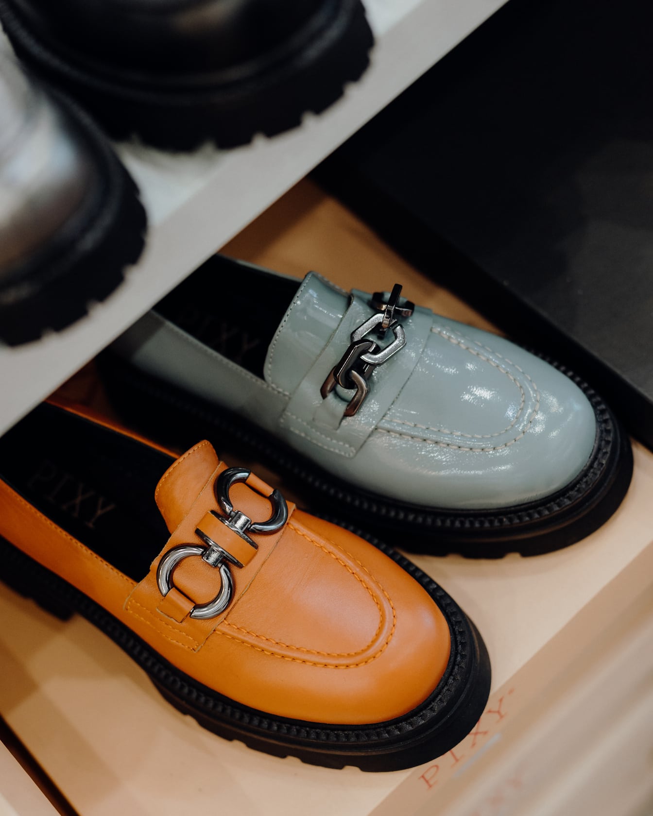 Par de zapatos modernos en un estante en una zapatería