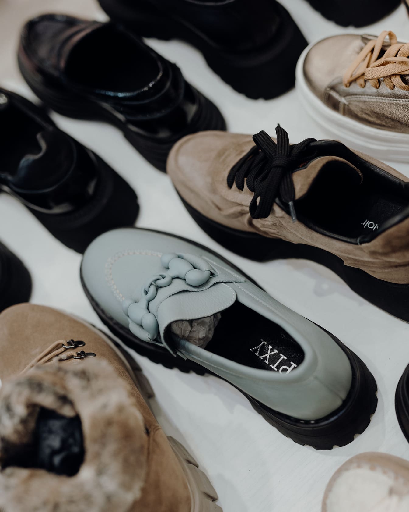 Асортимент от различни чисто нови кожени обувки в магазин за обувки