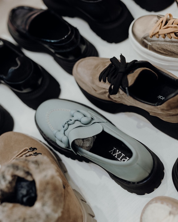 Các loại giày da hoàn toàn mới khác nhau trong cửa hàng giày