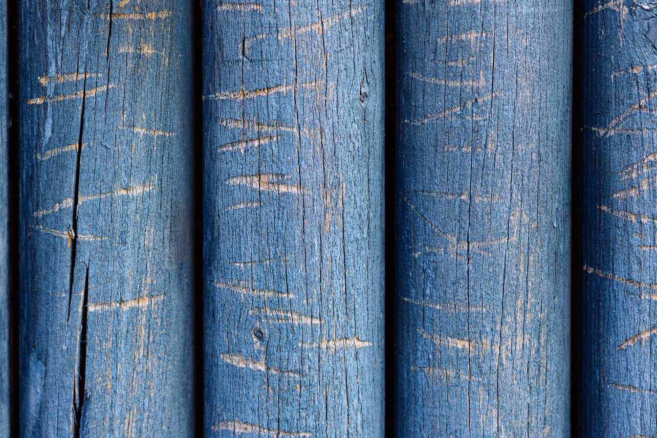 带有划痕的蓝色油漆木原木的粗糙质地