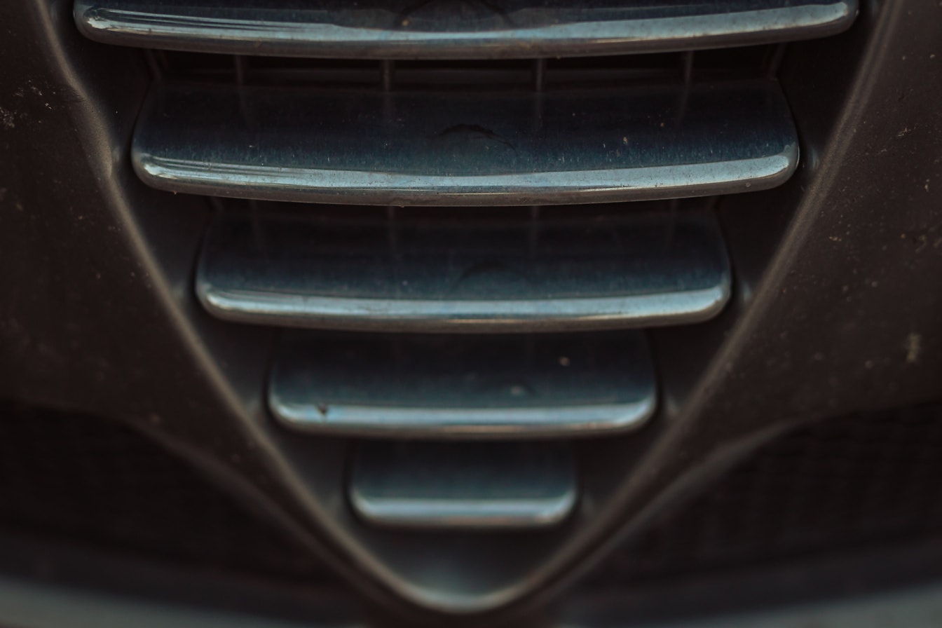 Nærbilde av skinnende detaljer på bilens støtfanger