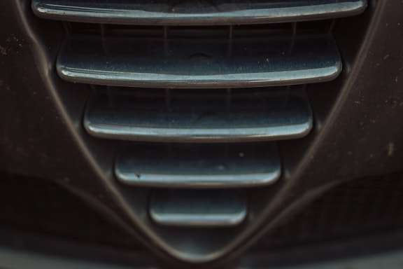 Close-up van glanzende details op de bumper van de auto