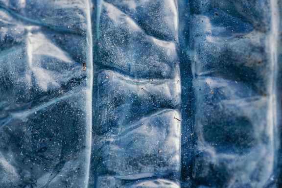 Textura da superfície plástica semitransparente com água congelada por baixo