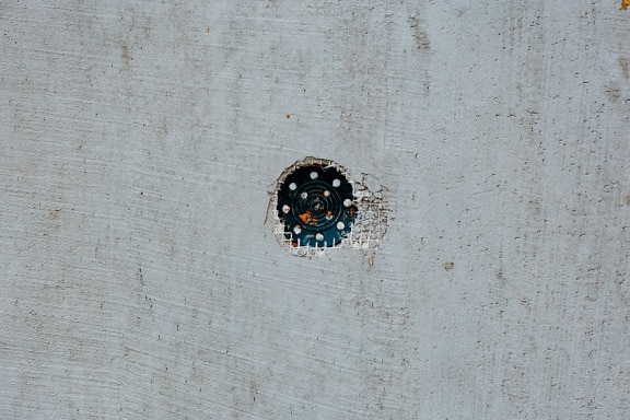 스티로폼 단열재가 있는 시멘트 벽에 다웰이 있는 구멍