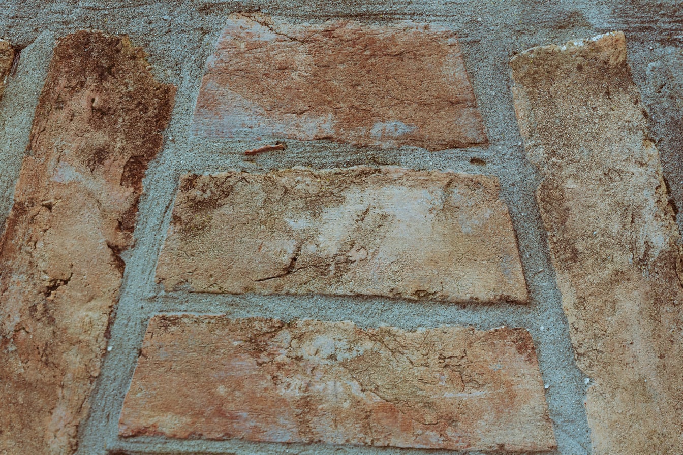 Nærbilde av en murvegg med horisontalt og vertikalt stablede murstein