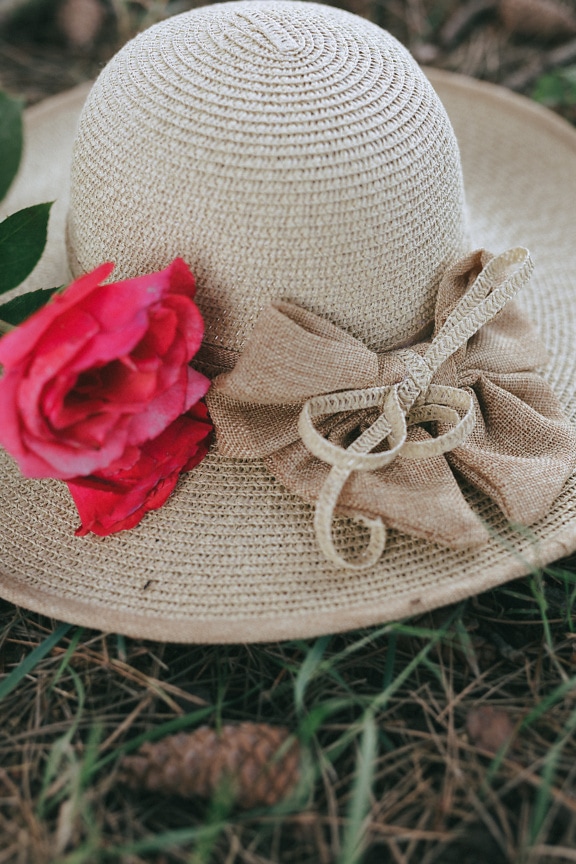 Béžový dámsky girlandový slamený klobúk s ružou na ňom