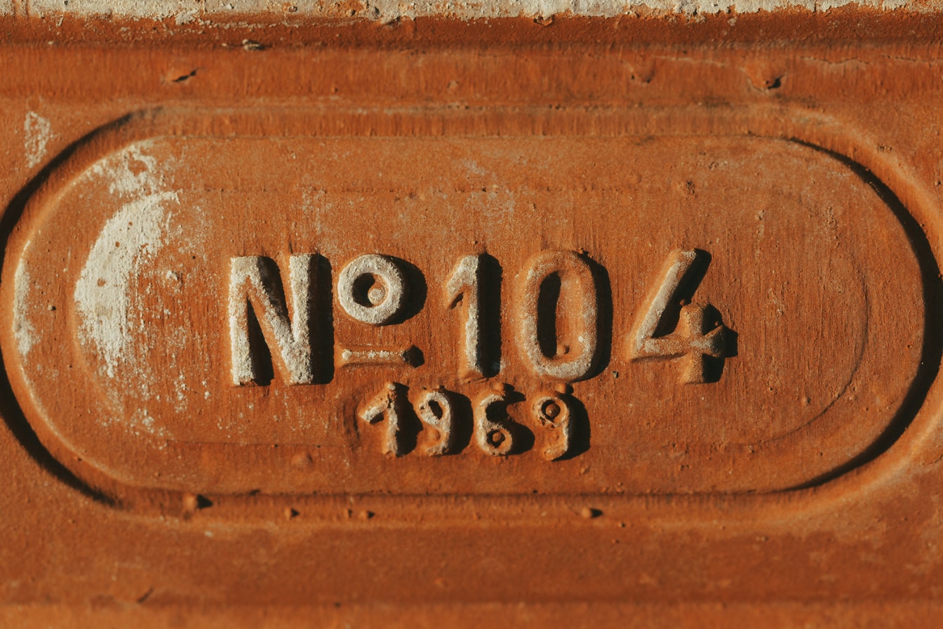 生锈的铸铁特写，带有生产日期指示 (1969)